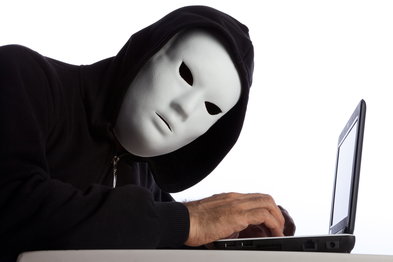 Un homme met fin aux jours de sa partenaire pour poursuivre une escroquerie amoureuse sur Internet, empochant plus de 2000 euros